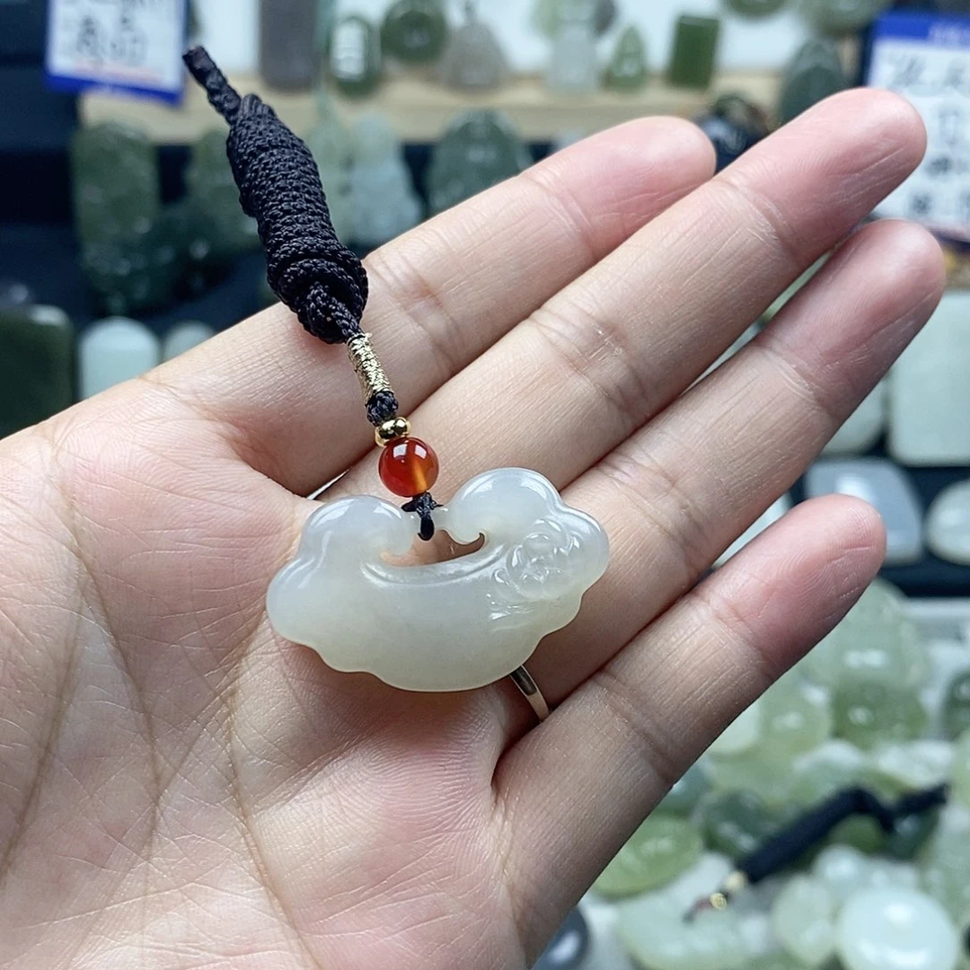 柚***苏和田玉未镶嵌颈饰平安锁2401