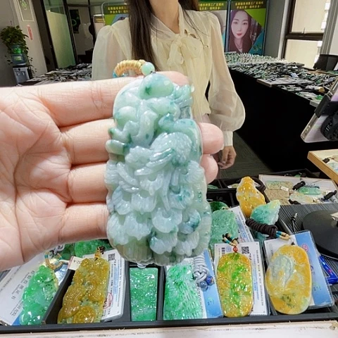 翡翠未镶嵌颈饰一个