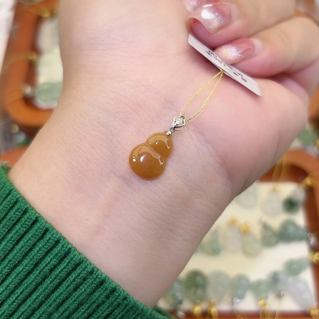 翡翠18K金镶嵌颈饰葫芦