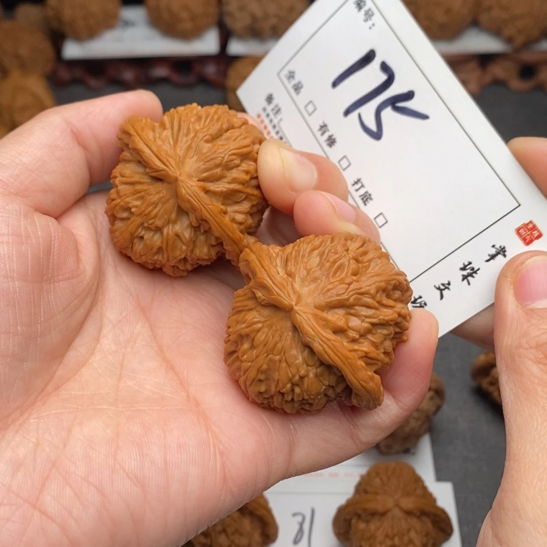 文玩核桃吊坠42白狮子