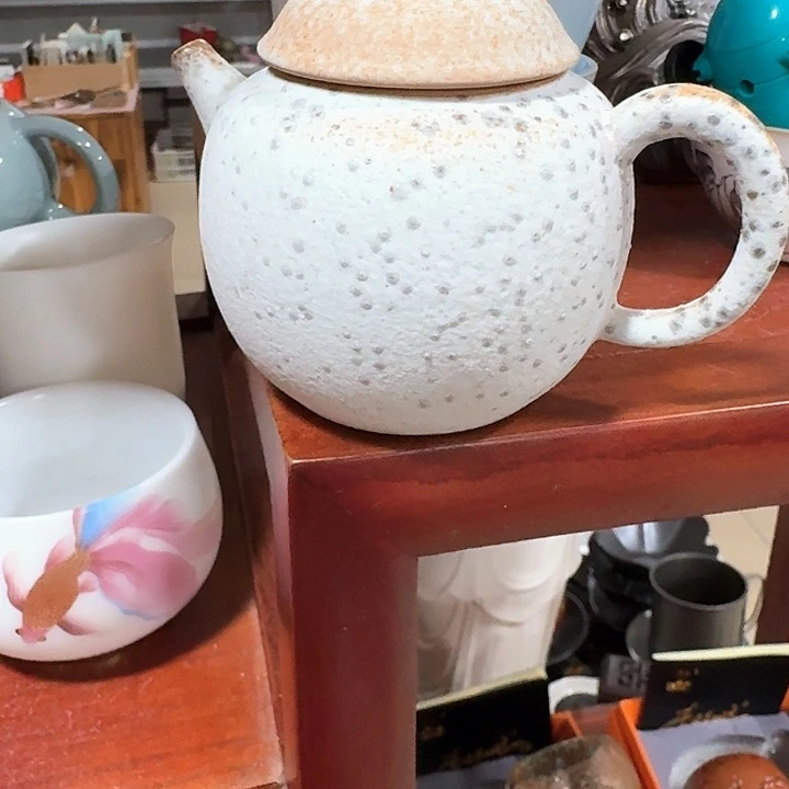主人杯一个，瓷。。品茗
