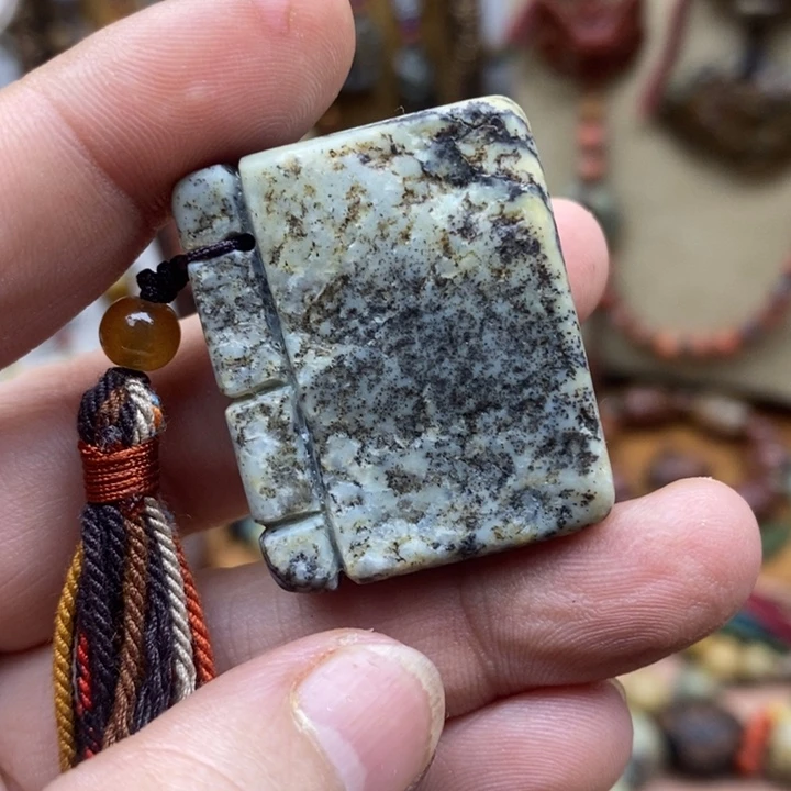 未镶嵌岫岩河磨玉（透闪石质玉）挂件