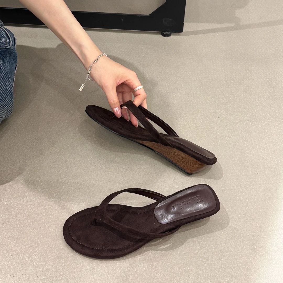 踩屎感拖鞋～2025夏季新款夹趾高跟拖百搭时髦圆头坡跟人字拖女