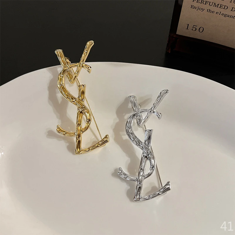 锌合金合成锆石胸针 VVSL超轻奢时髦字母情侣胸针职场女生装饰别