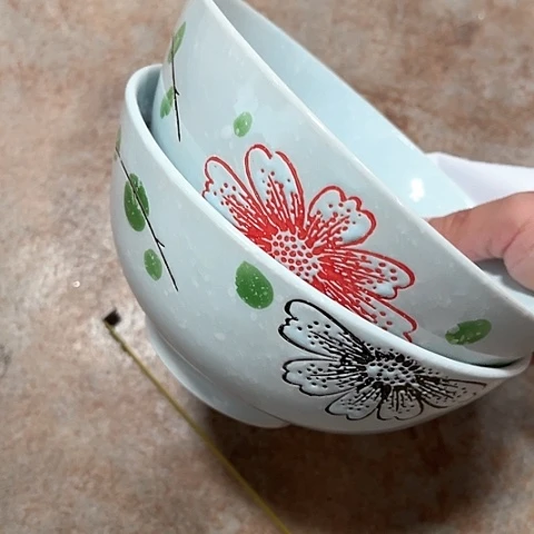 微瑕，不能明火，口径15厘米，高度7，2个篮菊面碗