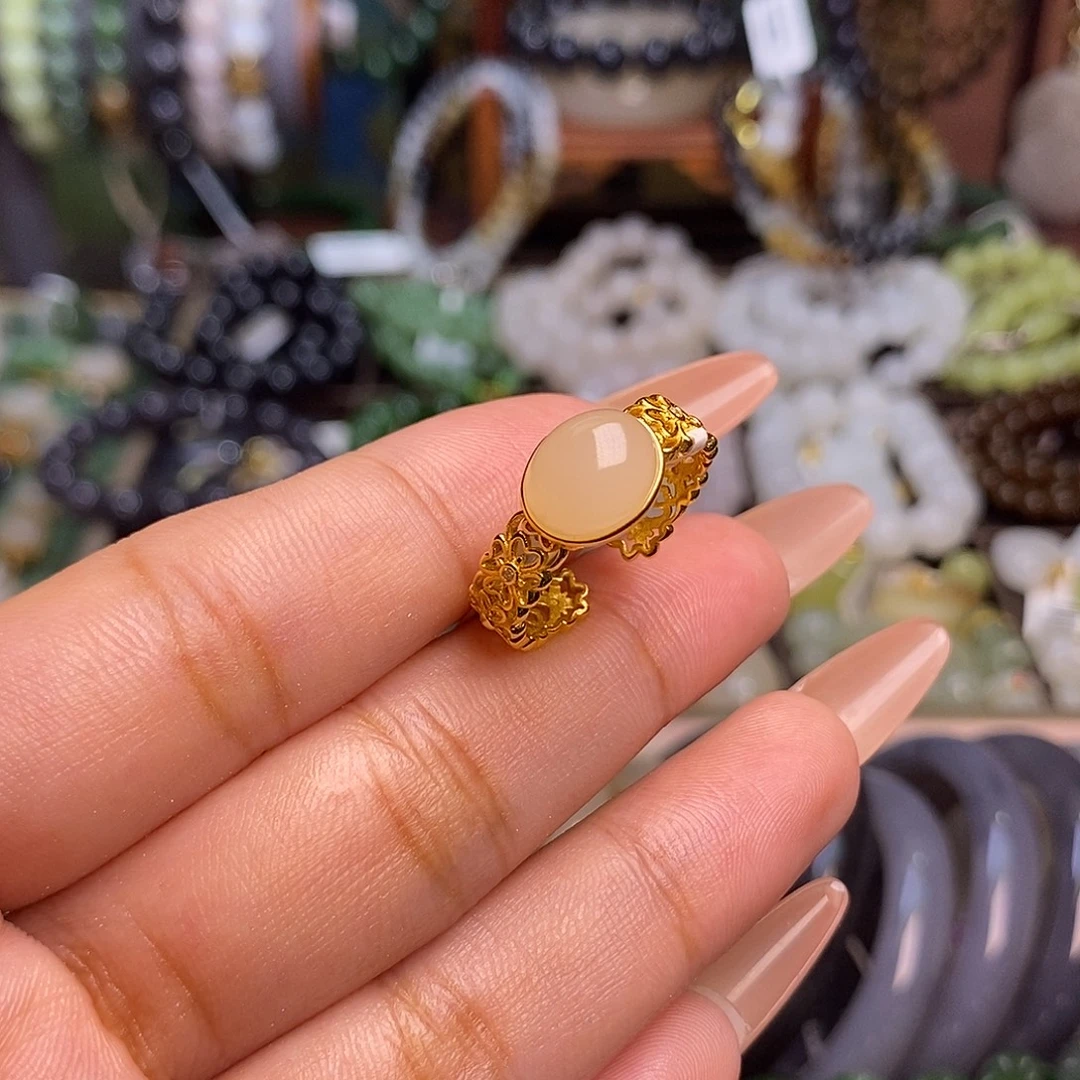 和田玉未镶嵌颈饰藕粉老熟料银镶戒指