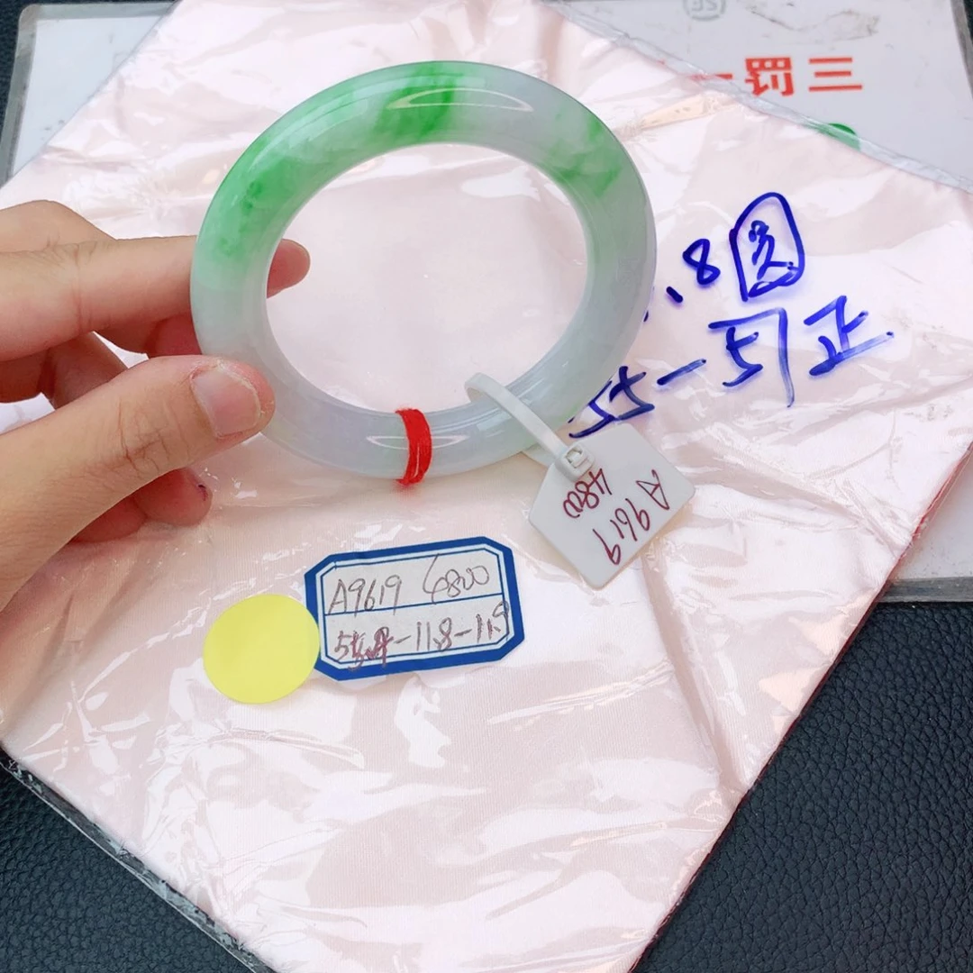 翡翠手镯未镶嵌翡翠