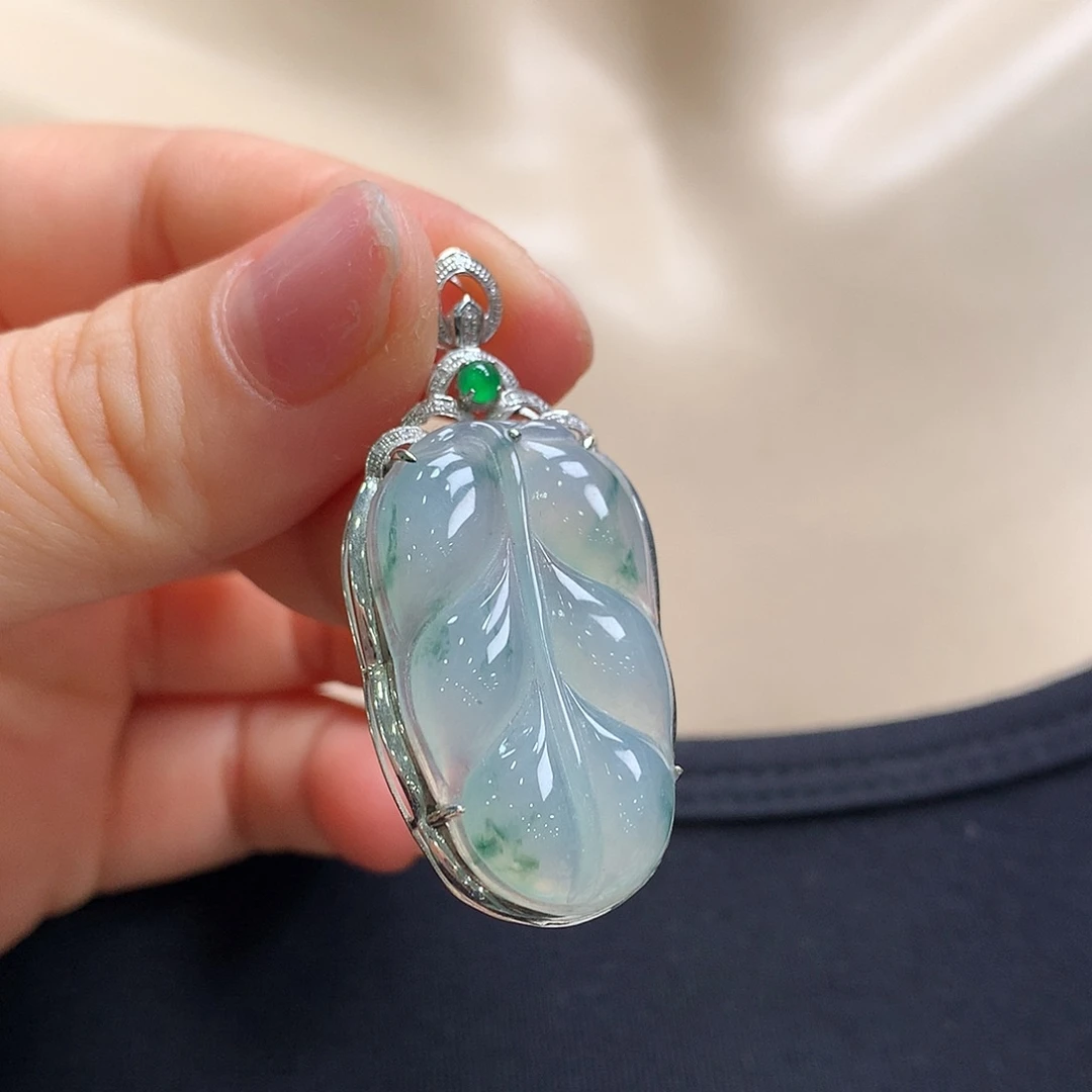 翡翠18K金镶嵌颈饰叶子