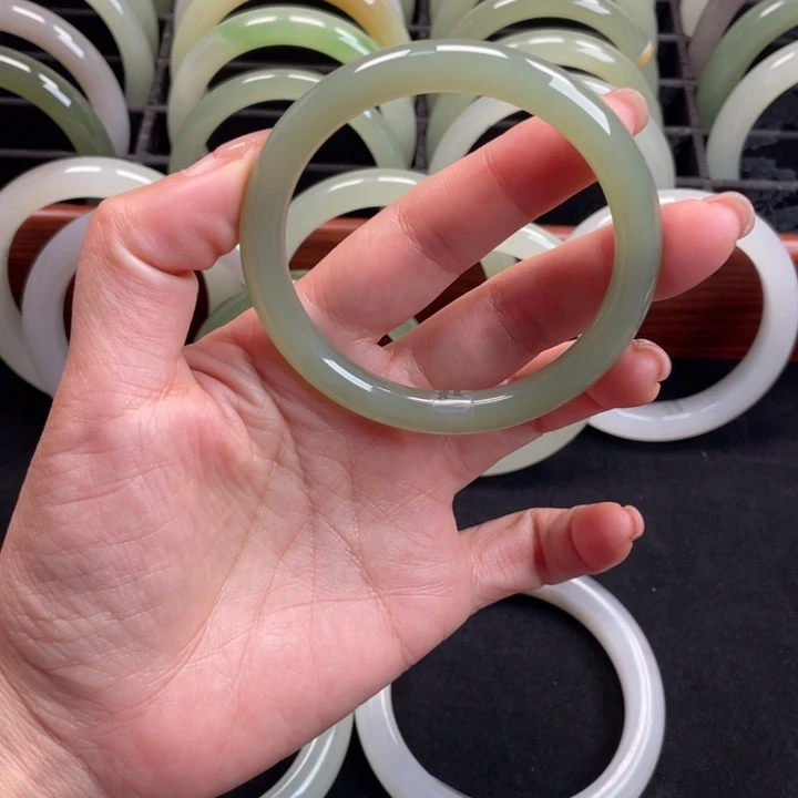 和田玉（糖玉）未镶嵌手镯