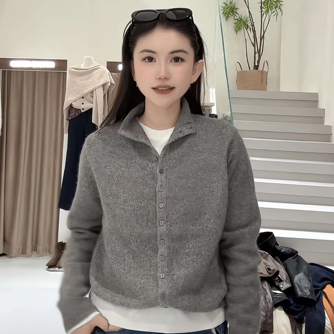 半高领一排扣毛衣（一定手洗～）会掉毛毛介意勿拍！（摩擦久会起球哈）