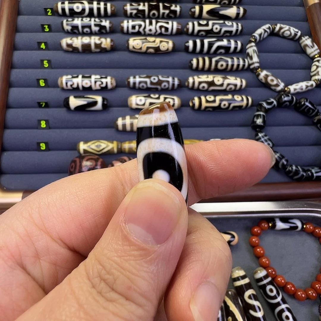 邓***军玛瑙/玉髓未镶嵌颈饰