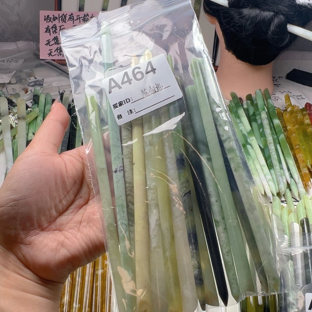 陈***篪未镶嵌蛇纹石玉颈饰