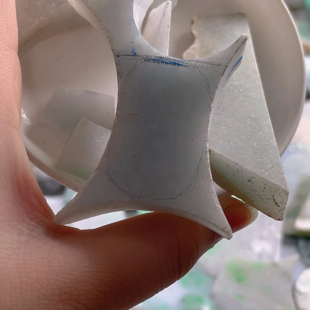 颈饰未镶嵌翡翠。