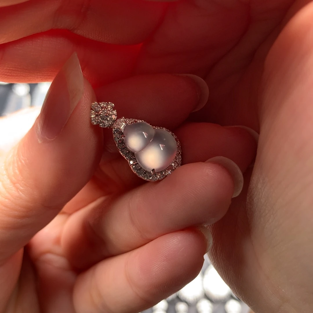 颈饰18K金镶嵌翡翠白玻璃葫芦