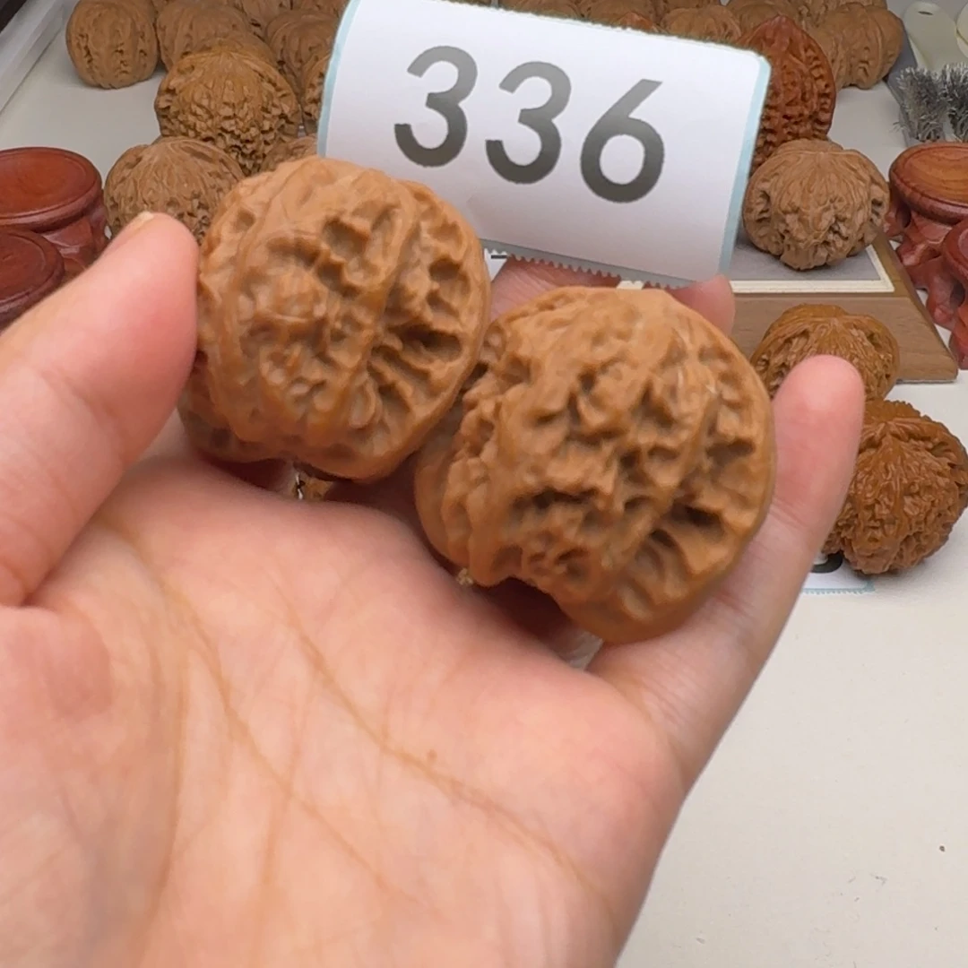 文玩核桃吊坠野狼