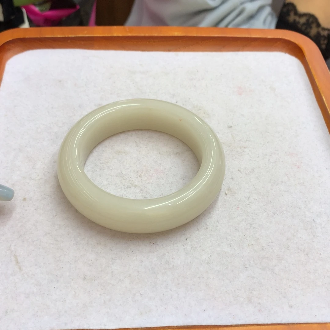 石英质玉未镶嵌手镯