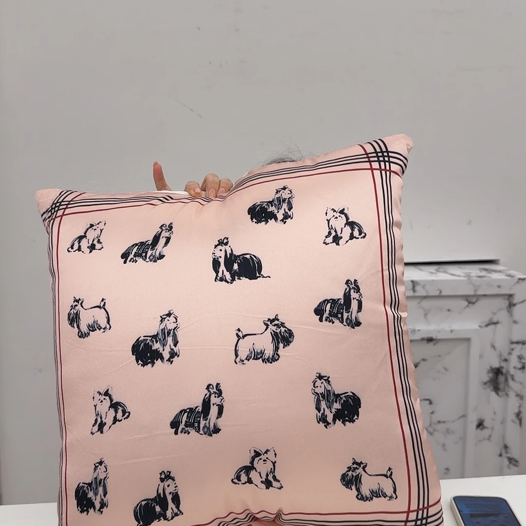 木约克夏集团抱枕微皱雪花缎面45*45默认微瑕