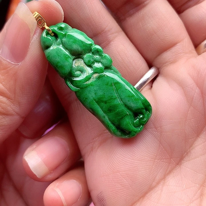 翡翠18K金镶嵌颈饰翡翠