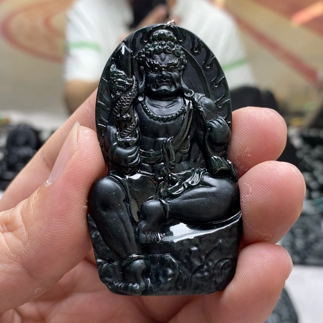 翡翠未镶嵌颈饰不动