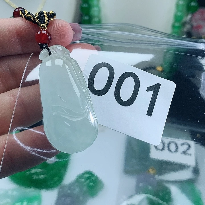 翡翠未镶嵌吊坠(赠链)