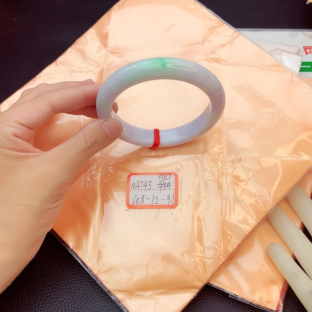 翡翠手镯未镶嵌翡翠