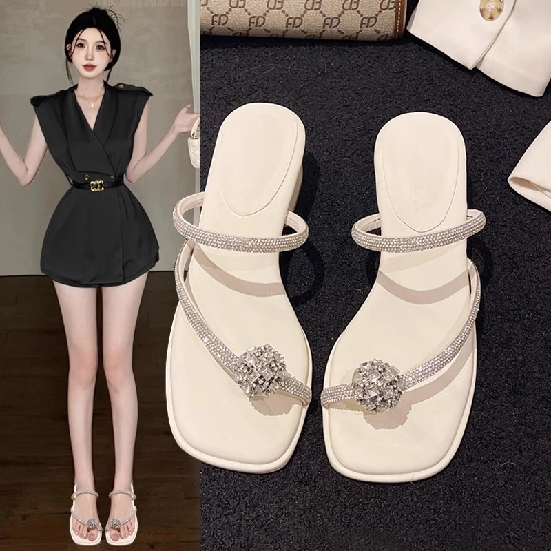 法式粗跟拖鞋女夏外穿2025新款鸽子蛋水钻凉拖鞋百搭夹趾罗马凉鞋