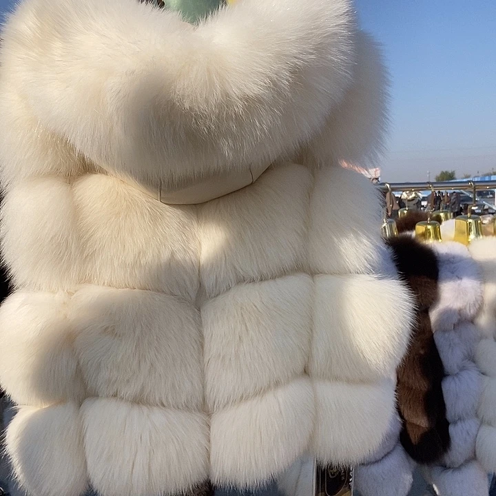 连帽米白衣长45狐狸马甲