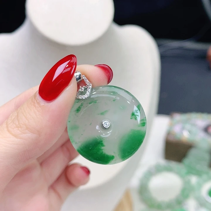 杨***。颈饰未镶嵌石英质玉（非洲翠）