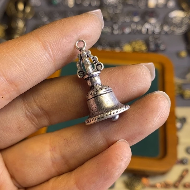 L*白银色白的铃铛挂的123