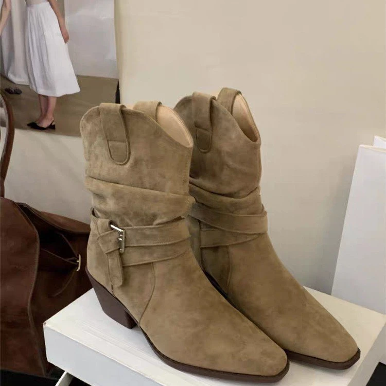 软底尖头靴子2025新款女短靴平底时尚百搭英伦风复古时尚马丁靴潮