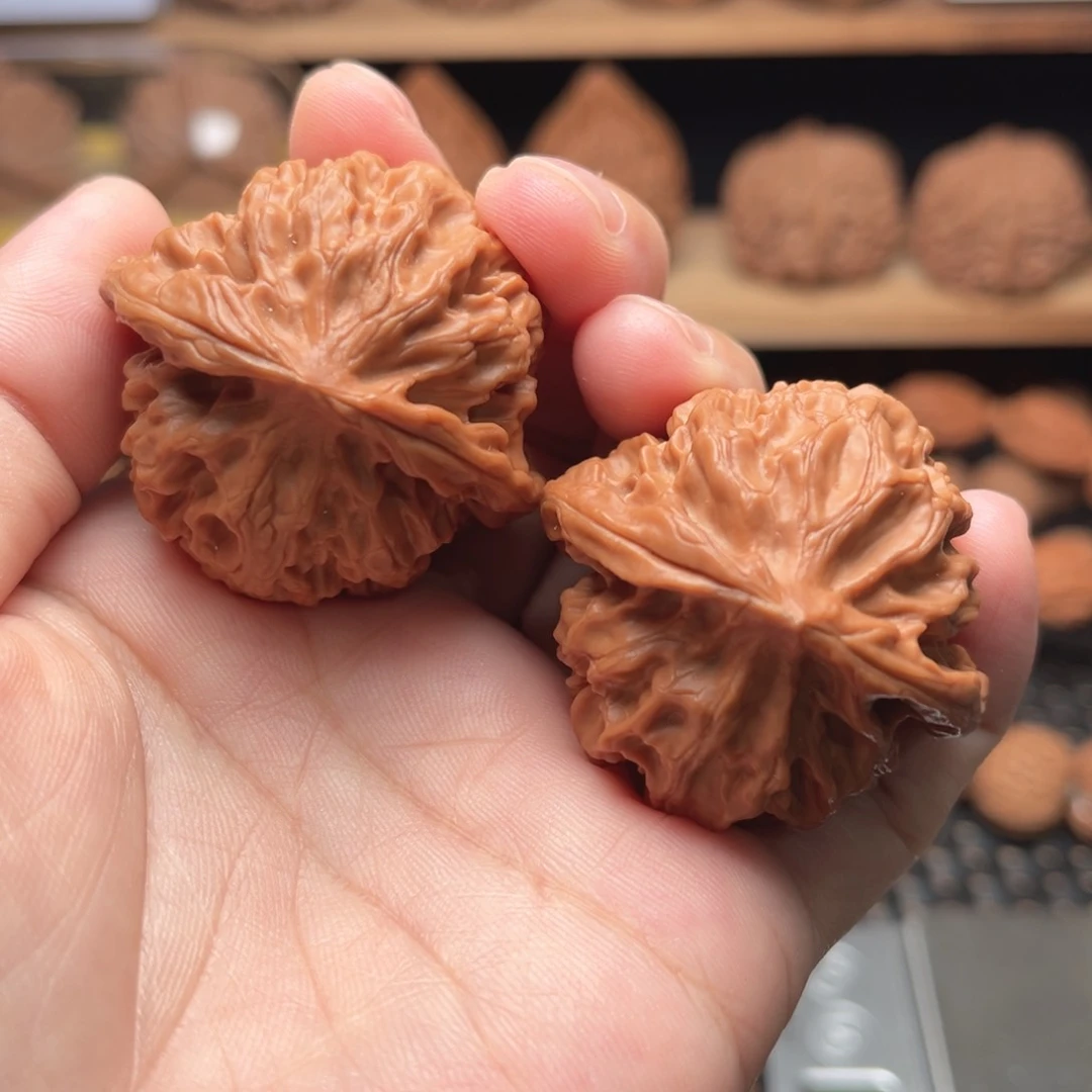 文玩核桃龙鳞39边尖有磕碰