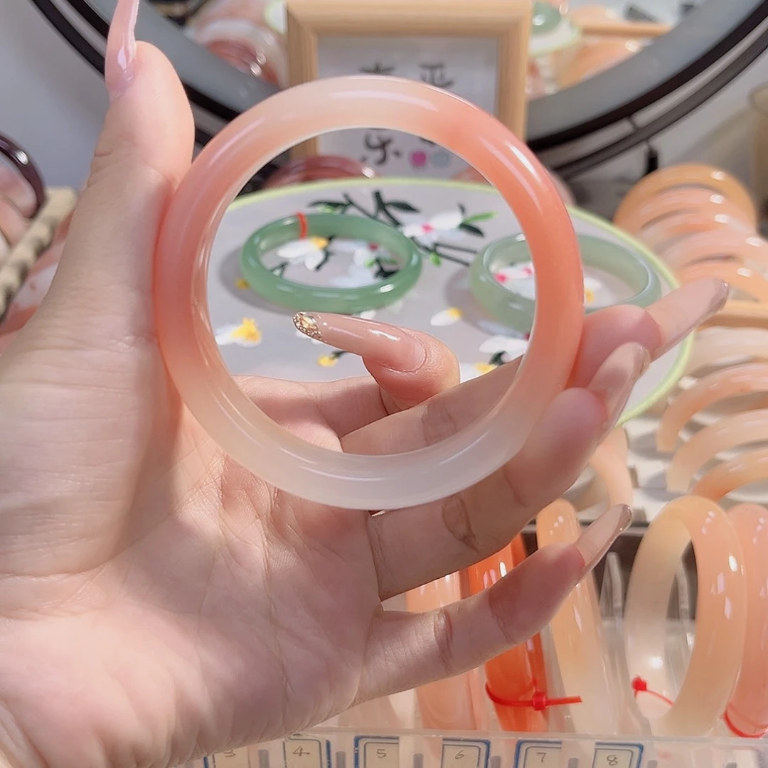 石英质玉手镯未镶嵌爱****?