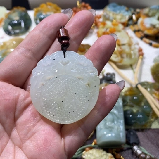 蛇纹石玉未镶嵌颈饰