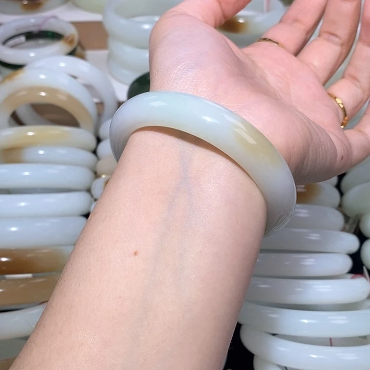 和田玉手镯未镶嵌三色镯