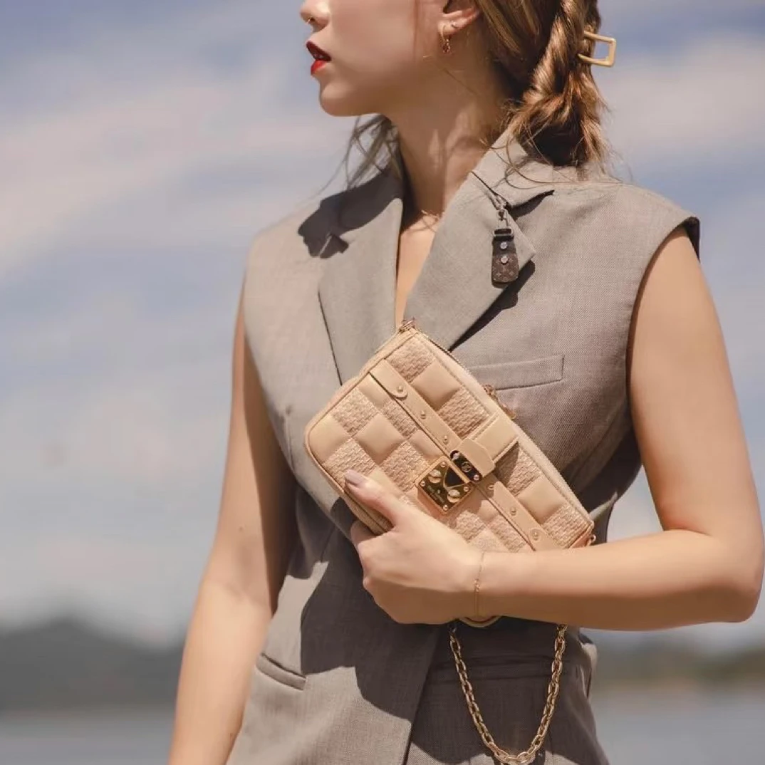 99新 LouisVuitton/路易威登 Troca 绗缝刺绣 全皮款斜挎包奶茶色