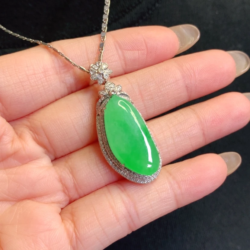 【闪购商品】颈饰18K金镶嵌翡翠福瓜