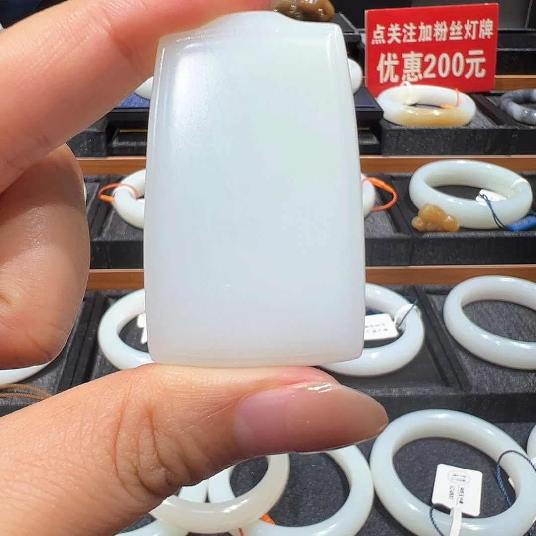 小***婆和田玉未镶嵌颈饰