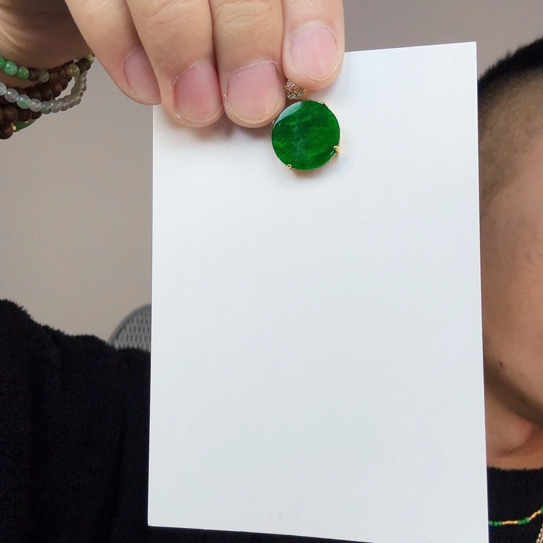 翡翠未镶嵌颈饰一件