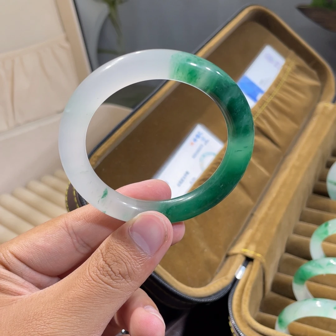 *****石英质玉（非洲翠）未镶嵌手镯