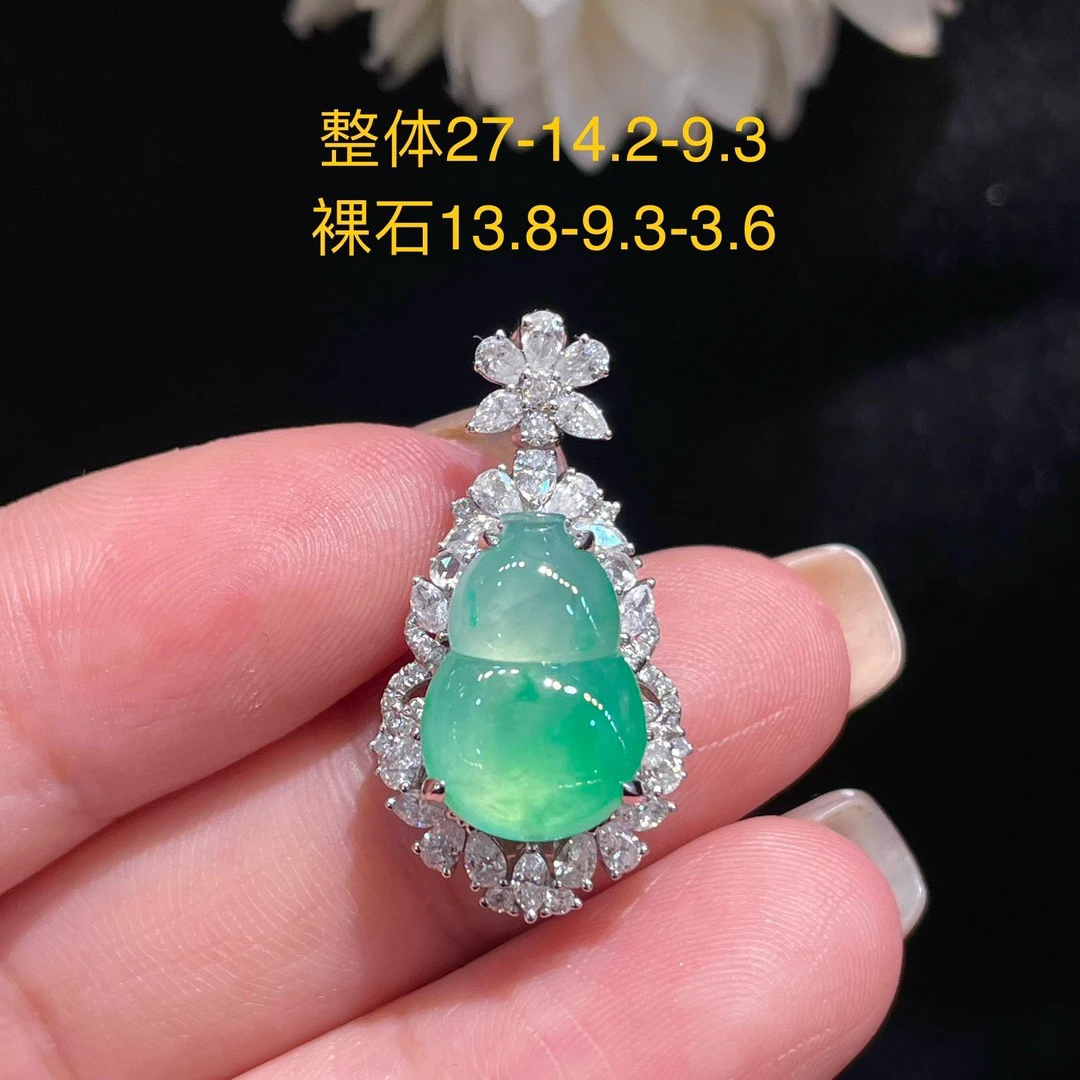 天然翡翠A货冰种满绿葫芦吊坠18K金，首批下单咨询货品在否？