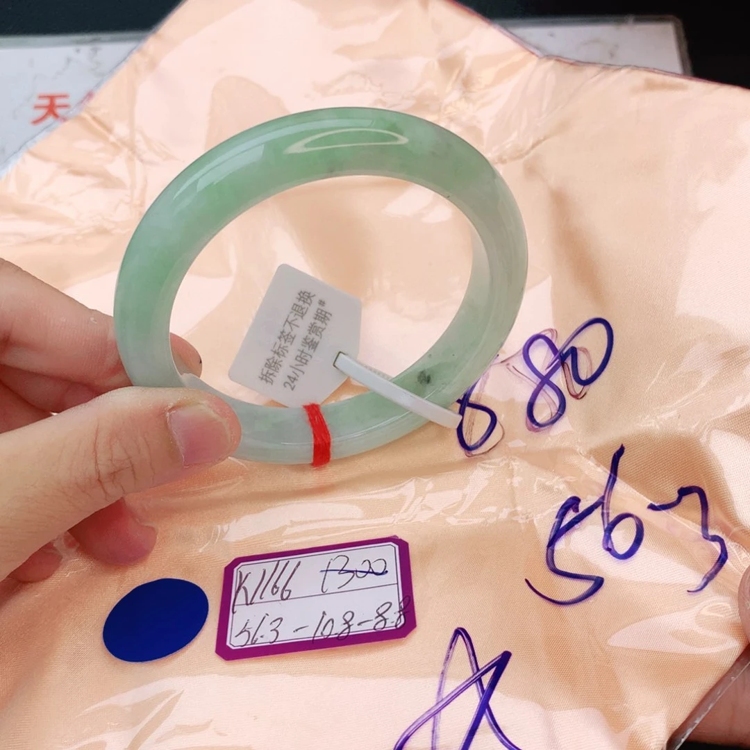 翡翠手镯未镶嵌翡翠