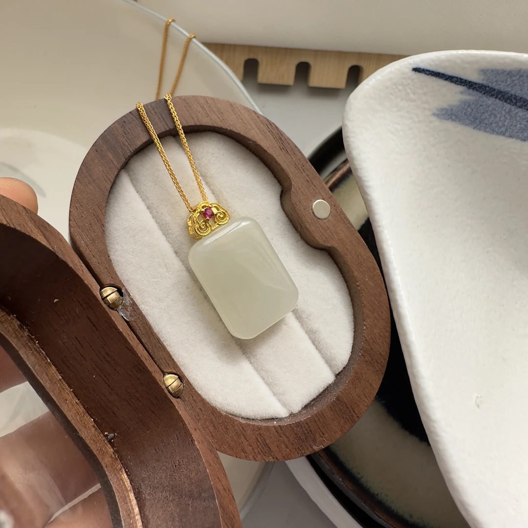 天然和田玉无事牌吊坠