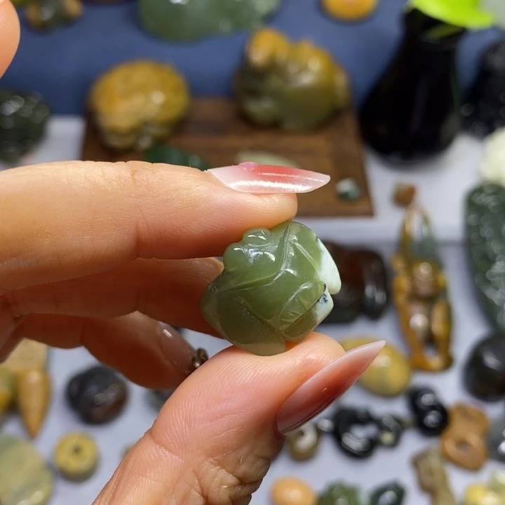 透闪石质玉未镶嵌挂件通孔玉枭