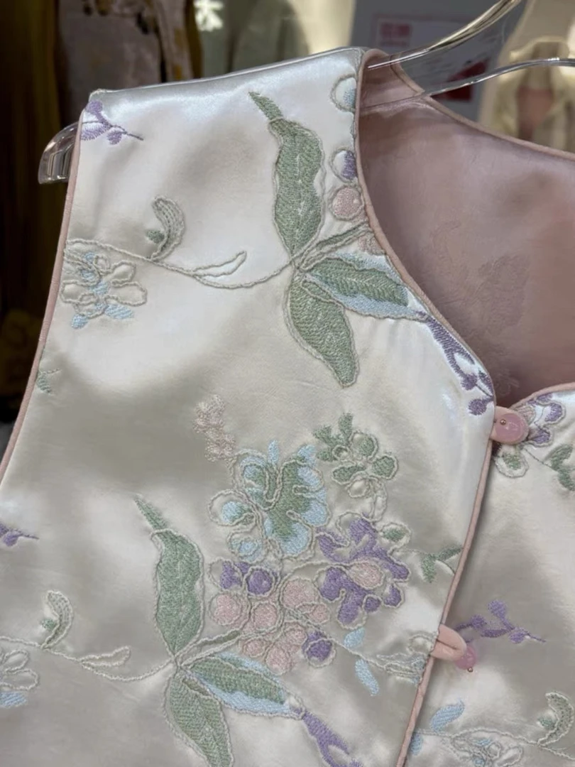 高品质缎面提花刺绣一排扣两面穿国风马夹女2025春新款