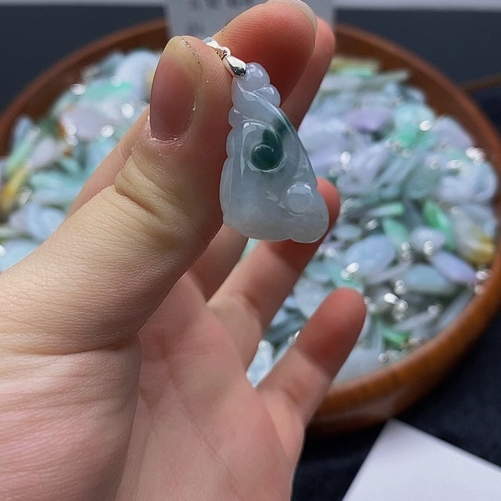 翡翠未镶嵌颈饰如意