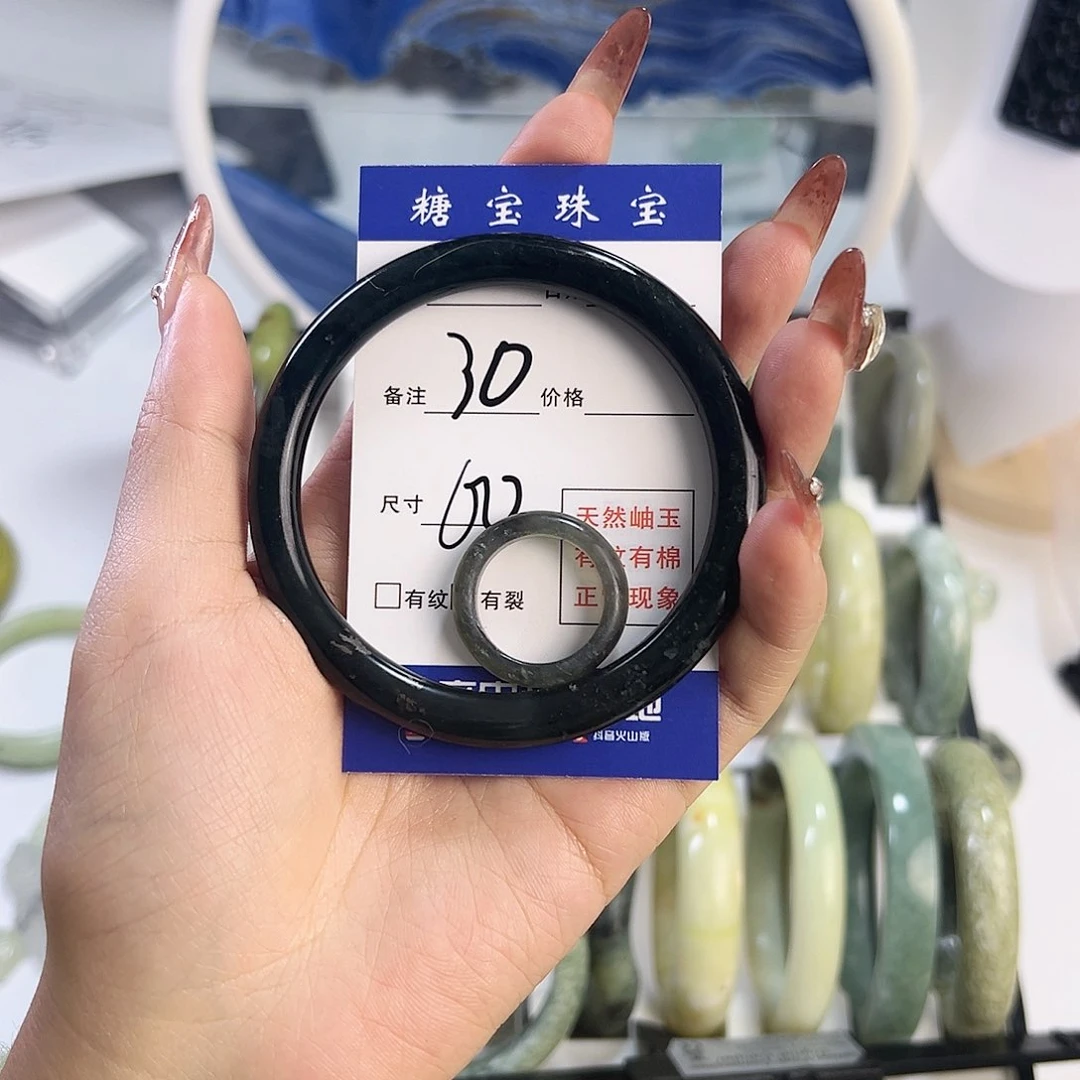 蛇纹石玉手镯未镶嵌欲**?