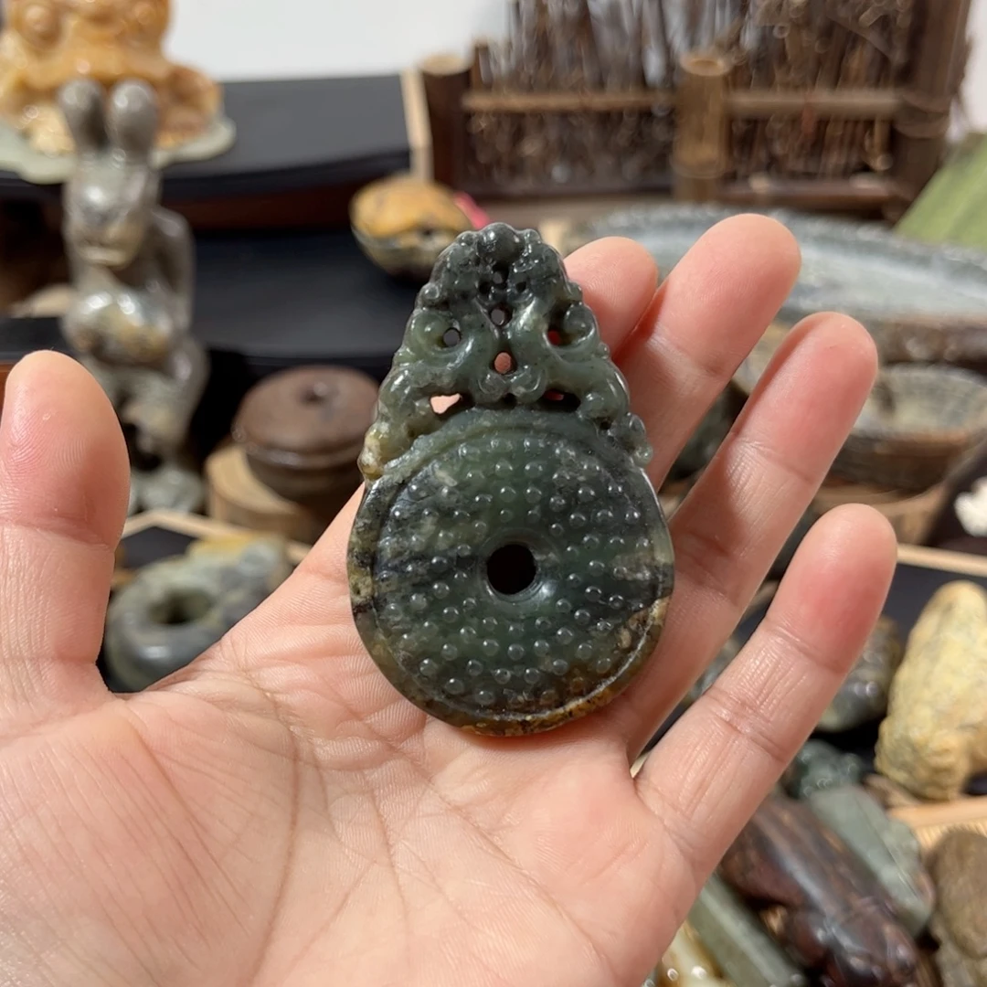 腰****未镶嵌岫岩河磨玉（透闪石质玉）把件