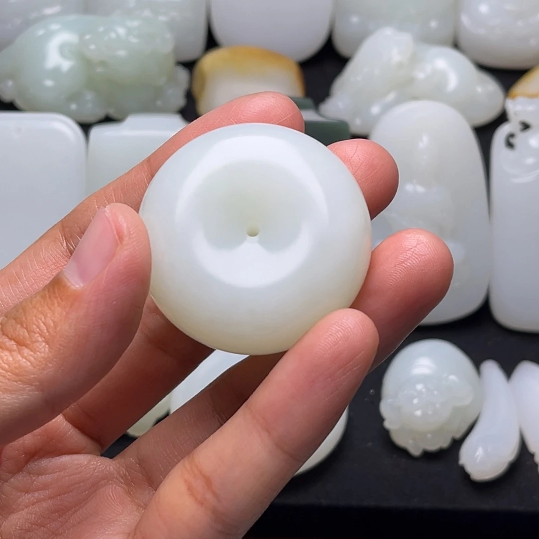 幸***里和田玉未镶嵌颈饰