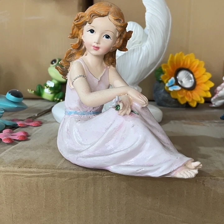 树脂粉色女孩坐着