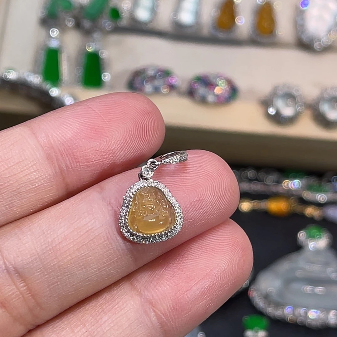 翡翠18K金镶嵌颈饰黄翡财神爷